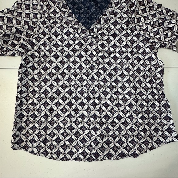 NWT Falls Creek short sleeve v neck navy blue geo print blouse women’s medium - Picture 5 of 13